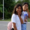 Остров Панглао, Филиппины. Девочки идут из школы домой.